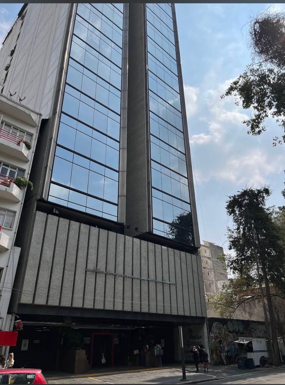Exterior del edificio de Clínica Médici en una calle arbolada de Roma Norte